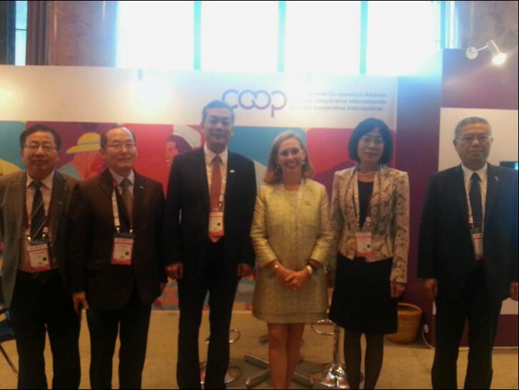 C:\Documents and Settings\Administrator\桌面\代表團(tuán)與ICA主席莫妮卡合影.jpg