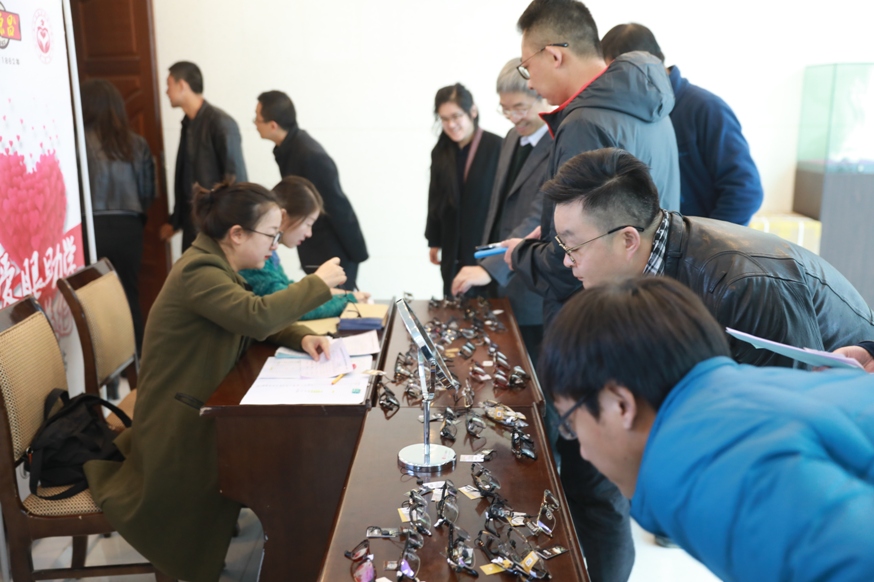 挑選眼鏡產(chǎn)品 (1)xg.jpg