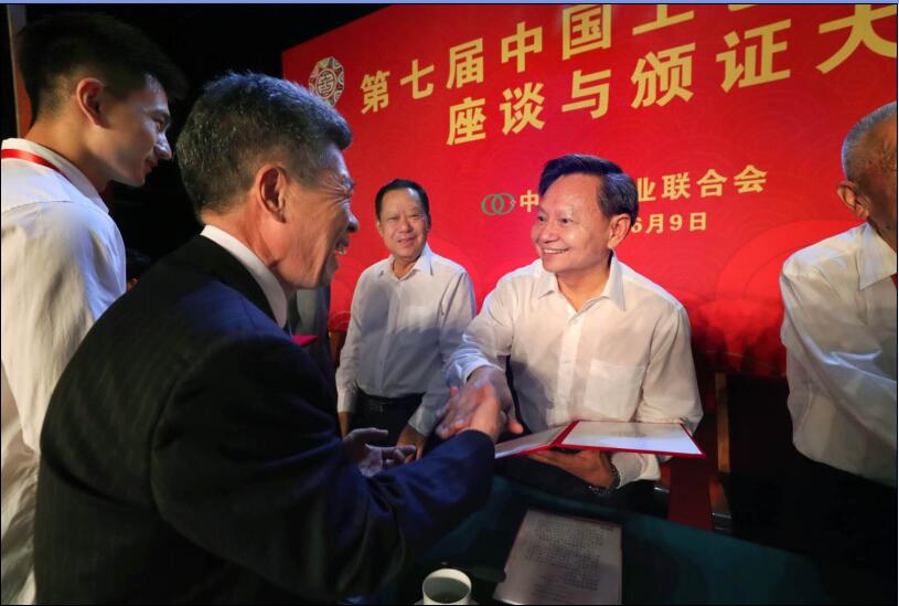 C:\Documents and Settings\Administrator\桌面\張會(huì)長(zhǎng)頒獎(jiǎng)圖片.jpg